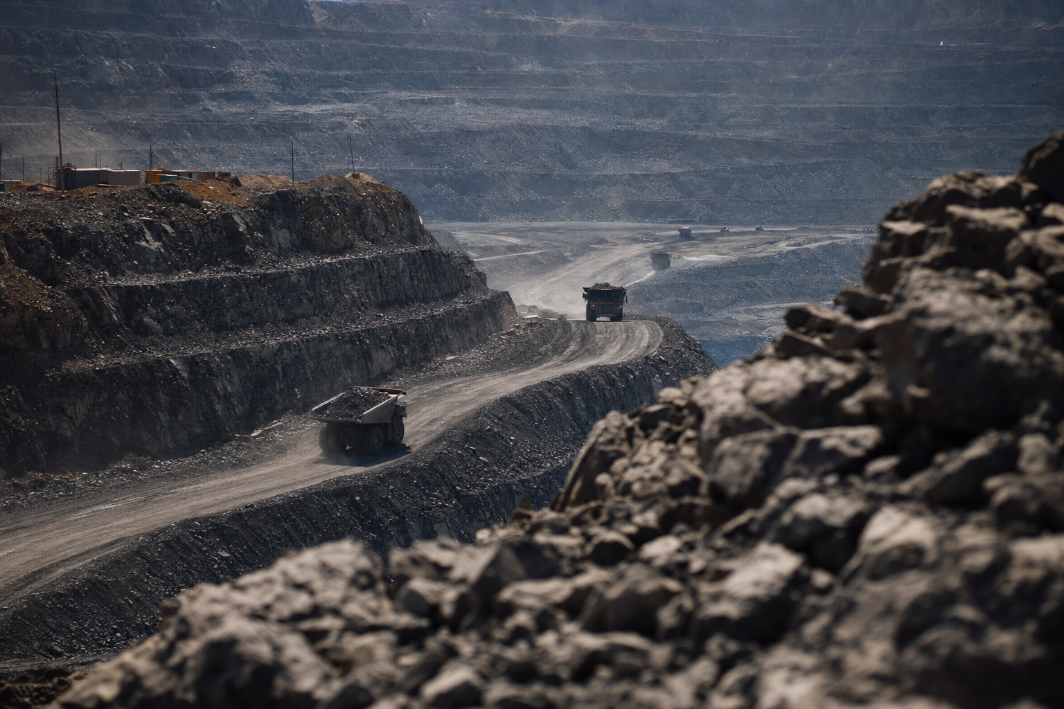 Photographie d'un environnement de matériaux illustrant l'histoire de G Mining Ventures Corp.